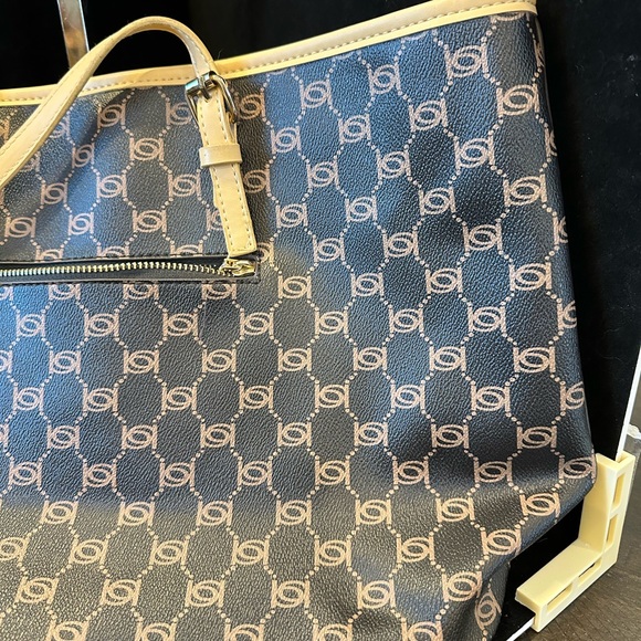 bebe Gorgeous Patterned Tote Bag - Picture 6 of 11